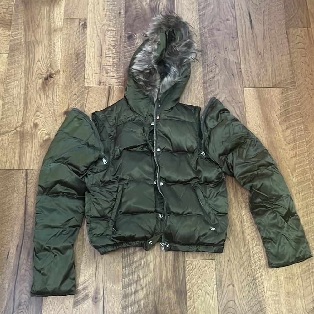 Andrew Marc Woman’s Green Fur Puffer Detachable Sleeves Size S